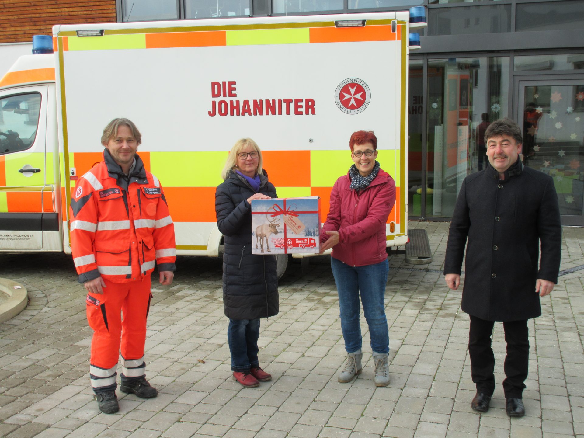 v.l. Stefan Quaschny von den Johannitern zusammen mit Sabine Schlosser von der Gemeindebücherei Salching und Gitti Gürster, Hauswirtschaftskraft des offenen Ganztages, mit Bürgermeister Alfons Neumeier. Foto: Hermann Gierl