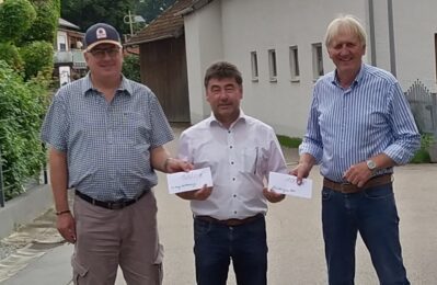 Rupert Fendl und Robert Koch überreichen an Bürgermeister Alfons Neumeier (Mitte) die Spende.