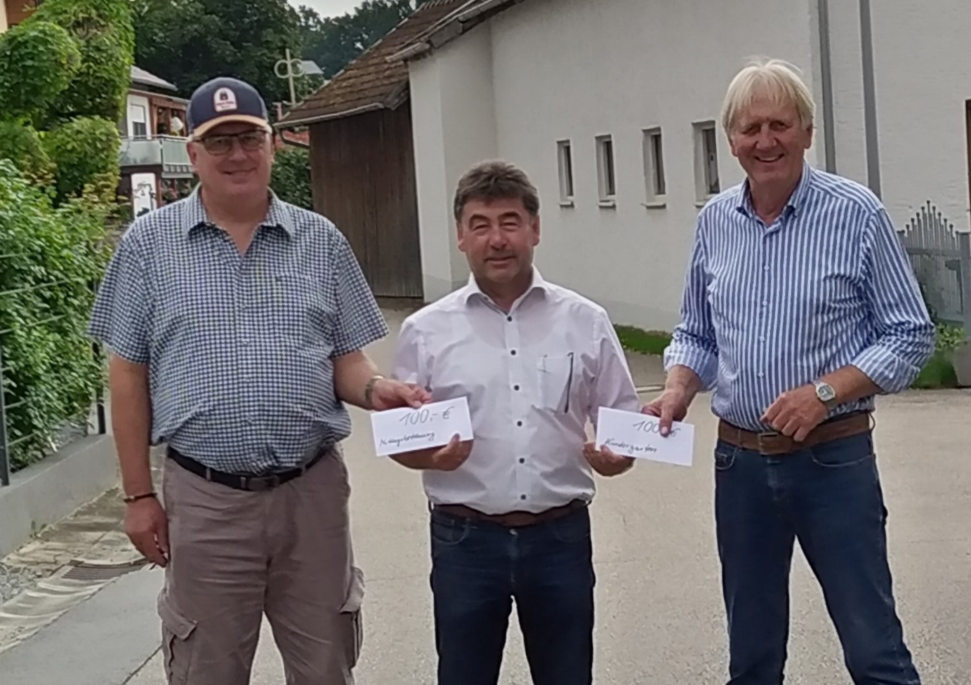 Rupert Fendl und Robert Koch überreichen an Bürgermeister Alfons Neumeier (Mitte) die Spende.